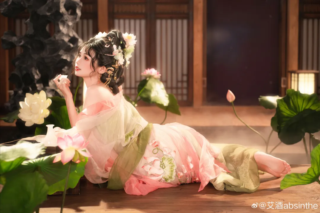 图片[8]-汉服写真 | 荷叶罗裙一色裁，芙蓉向脸两边开-忙忙软件库